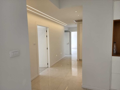 הבית לאחר צביעה אחידה של קירות ותקרה